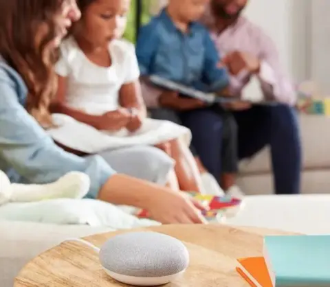 „Alexa, spune-mi o poveste”. Ce efect au asistenții AI asupra copiilor mici