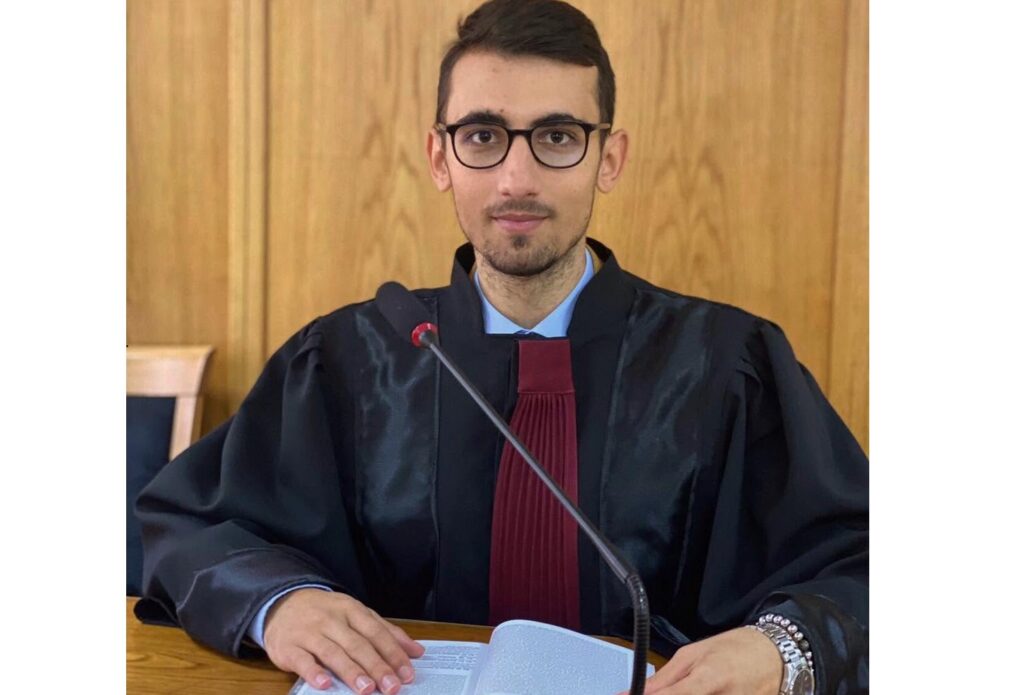 Povestea liceanului care şi-a dat în judecată propria şcoală. După ani de procese, a avut câştig de cauză, iar acum este avocat de succes
