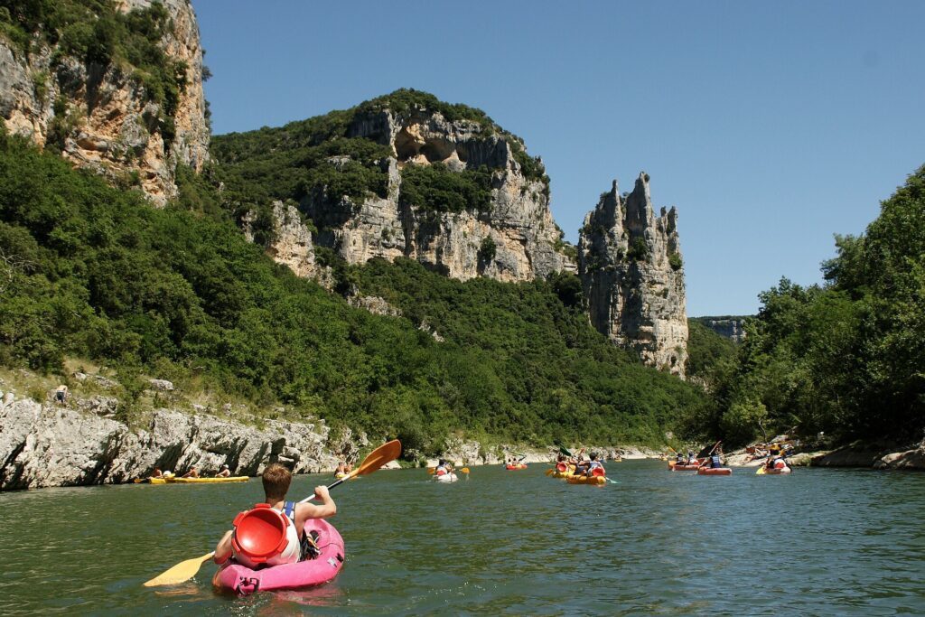 O plimbare cu caiacul într-o zonă din Franța cu puțini turiști. Sursă foto: Wikimedia