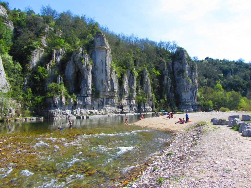 Ardeche este un loc ideal și pentru plajă. Sursă foto: Pxhere