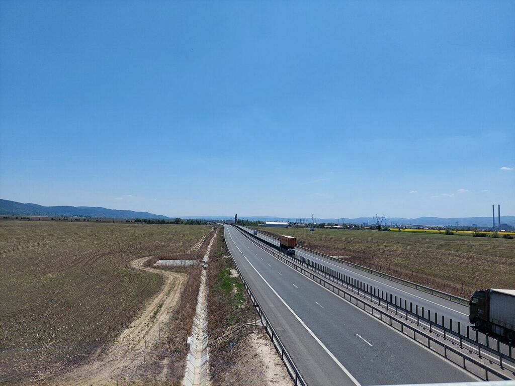 După aproape trei ani de întârziere, un nou sector al Autostrăzii Transilvania va fi deschis circulației în iulie