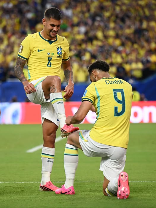 Matheus Cunha îi mulțumește lui Bruno Guimaraes pentru pasa de gol. Sursă foto: Facebook