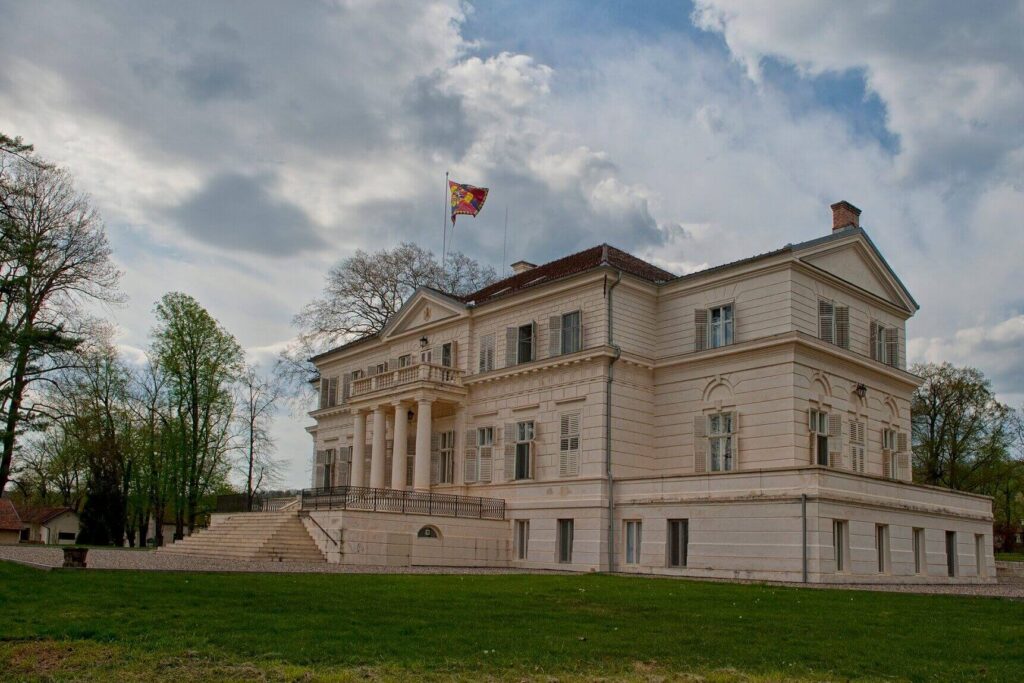 Castelul Săvârșin de la casă de familie la simbol național. Istoria unei povești de succes