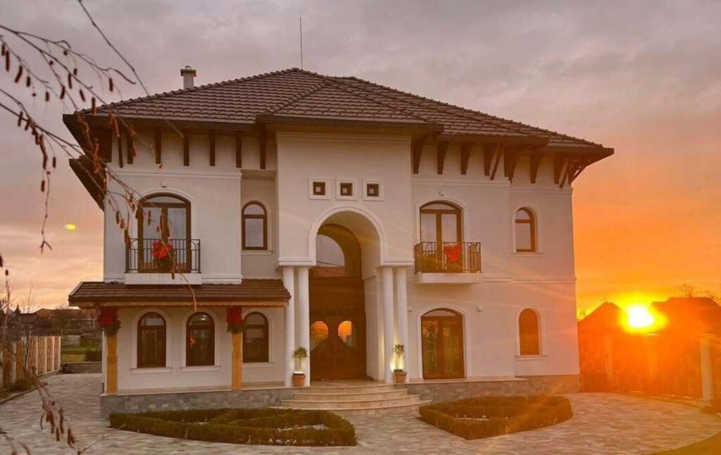De Sânziene, la Conacul Olarilor din Baia de Fier. Mihai Olaru organizează un eveniment caritabil cu Principele Nicolae și Principesa Alina ai României