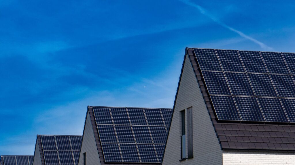 Ce fac românii pentru facturi mai mici la energie. Studiu: 9 din 10 români vor să reducă consumul