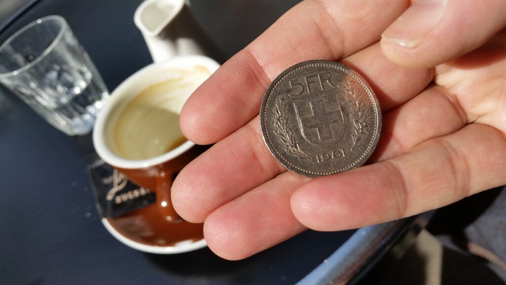 Cât rămâne în buzunarul angajaților după taxe în Europa. România, aproape de ultimul loc în UE