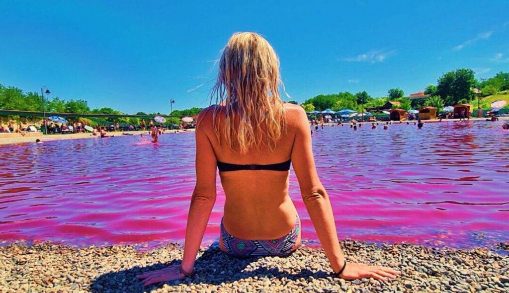Un lac roz aproape de România. O stațiune balneară din Serbia a devenit populară pe rețelele de socializare