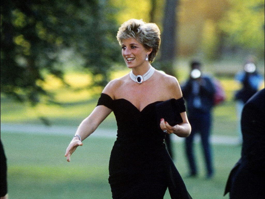 Fotografii nemaivăzute și scrisori personale ale prințesei Diana, scoase la licitație