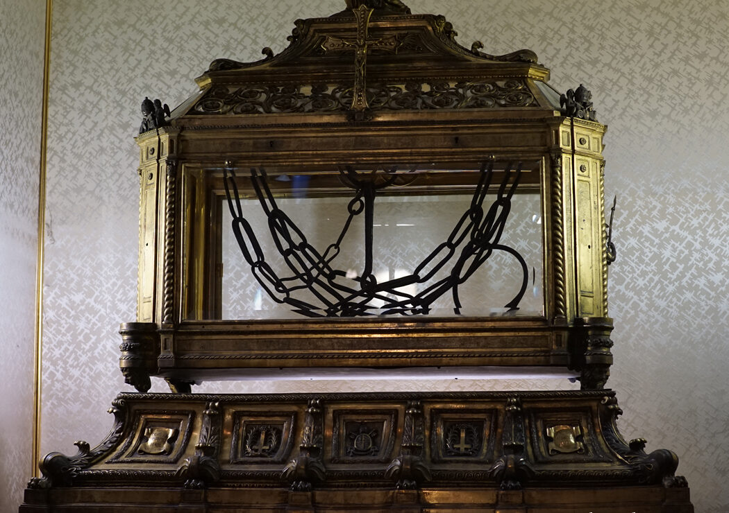 Lanțurile Sfântului Apostol Petru, aflate la Biserica San Pietro in Vincoli din Roma; sursa foto: Doxologia