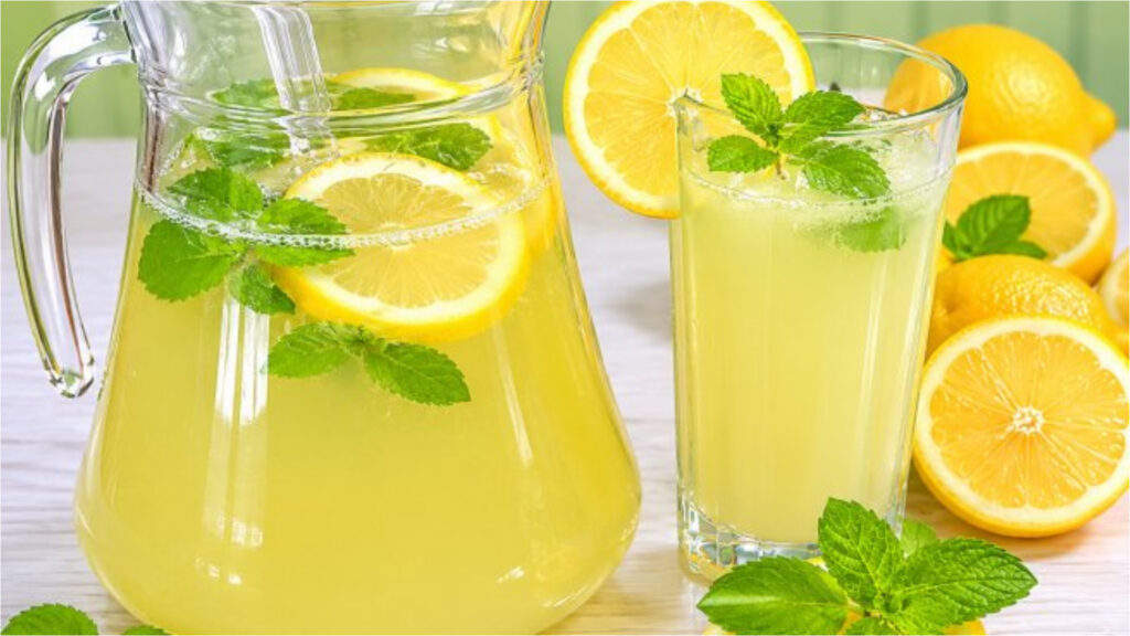 Limonada care ne răcorește pe caniculă. Pregătește-o acasă cu lămâi proaspete și miere sau cu lime în varianta „braziliană”, virală