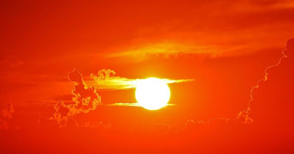 Vremea cu două fețe. Prognoza meteo pentru luna iulie trece de la codul roșu direct la furtuni
