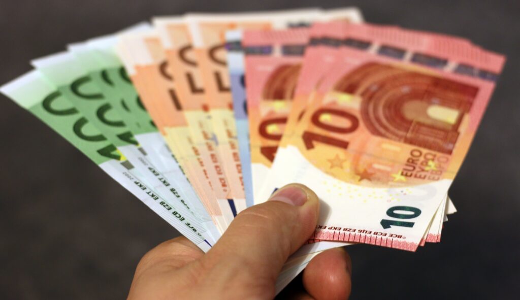 Moneda euro rămâne un obiectiv îndepărtat pentru România, potrivit raportului Comisiei Europene