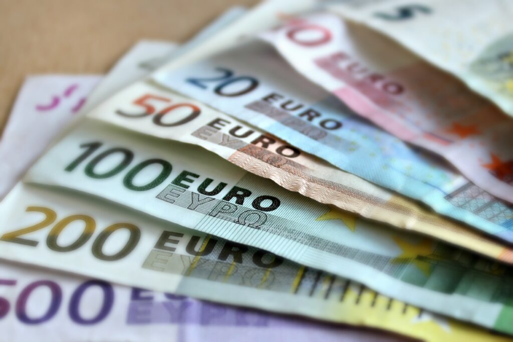 Rezervele valutare ale României continuă să scadă pentru a doua lună consecutiv