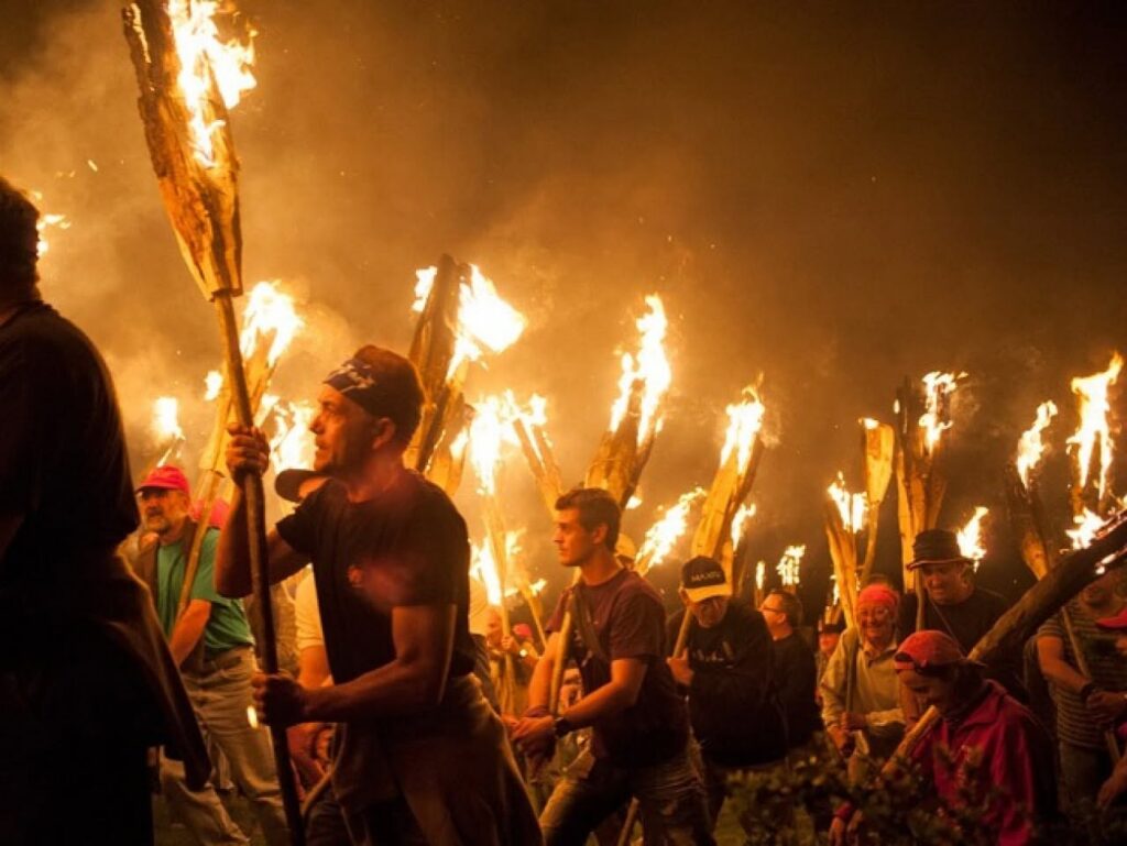 Ce se întâmplă în noaptea de Sant Juan (Sfântul Ioan) în anumite zone din Spania. O seară magică, mai populară decât Revelionul