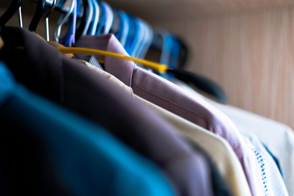 Haine ieftine, costuri ascunse: de ce oamenii încep să abandoneze moda rapidă și să redescopere fibrele naturale
