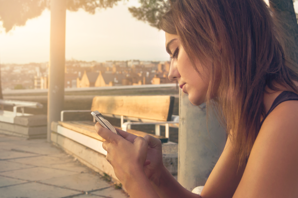 Studiu: Cum influențează smartphone-urile scăderea natalității