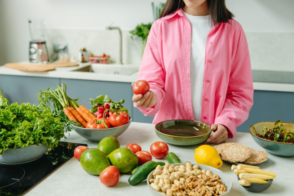 Consumatorul român și alimentele modificate genetic: între temeri moștenite și realitatea din farfurie