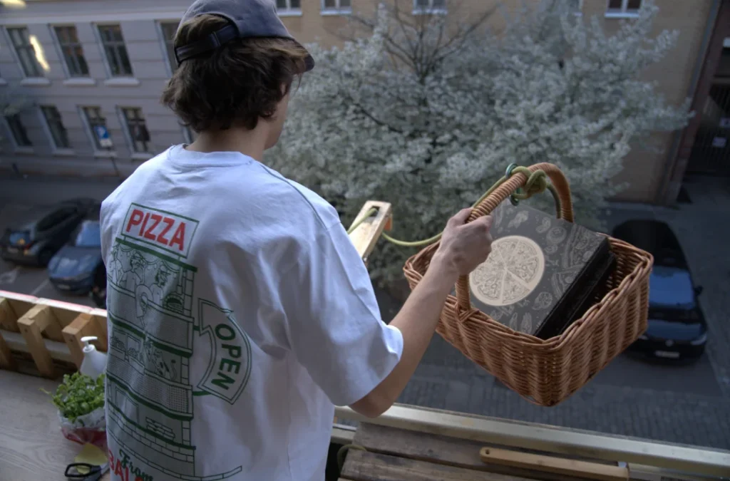 Livrează pizza cu frânghia de la etajul al treilea. Balconul său din Oslo face senzație pe internet
