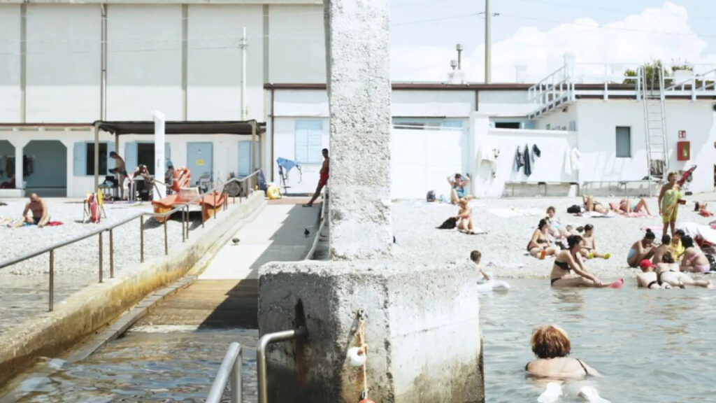 Ultima plajă din Europa care separă strict femeile de bărbați printr-un zid de trei metri. Tradiția orașului a dus la discuții aprinse