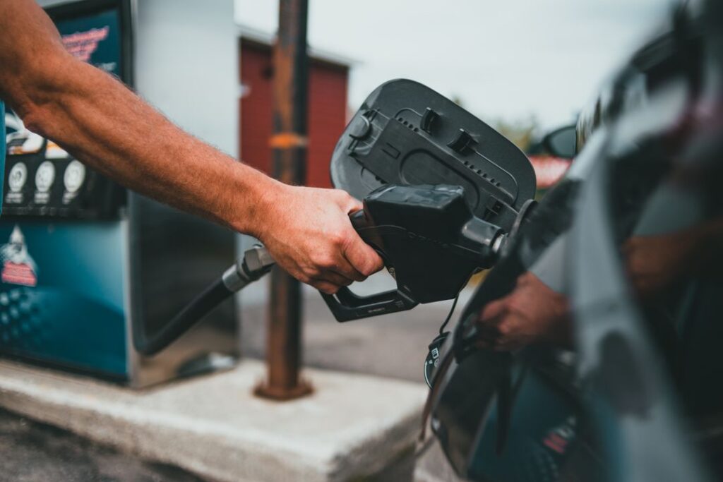 Financial Times: Vânzările de carburanți se prăbușesc, în Europa. Cum își schimbă șoferii comportamentul?