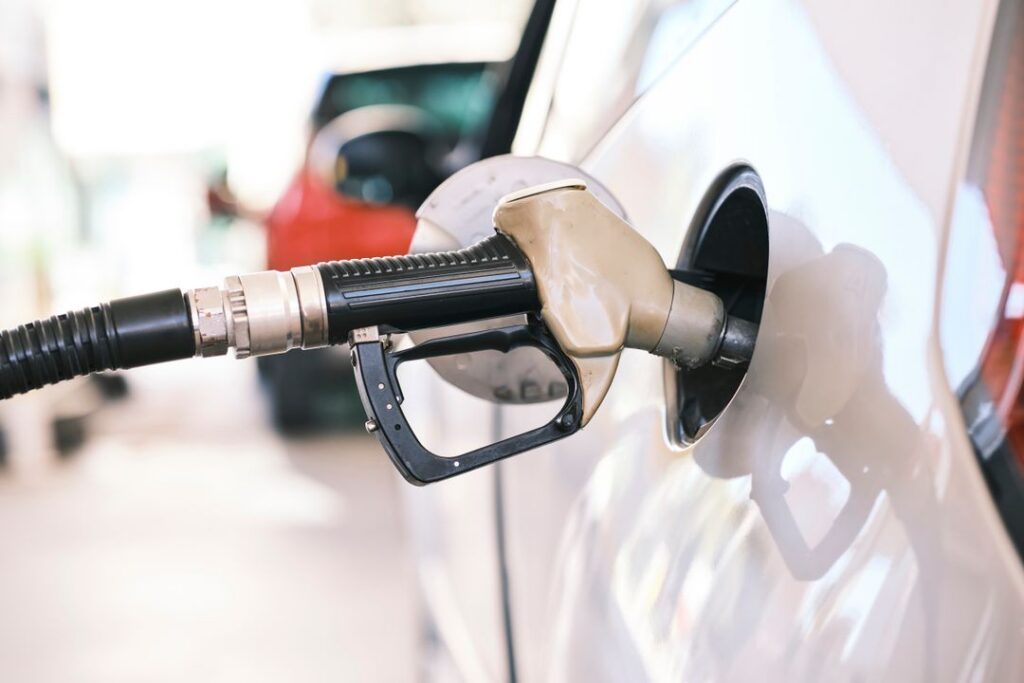 Vești bune pentru șoferi! Benzina și motorina coboară sub pragul de 9 lei