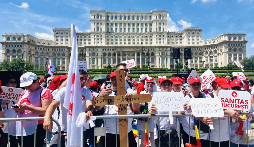 Reportaj. O zi sub o scandare care dă fiori: ”Fără noi, viața se oprește”. Medicii au pictat Bucureștiul în alb, roșu și nemulțumiri