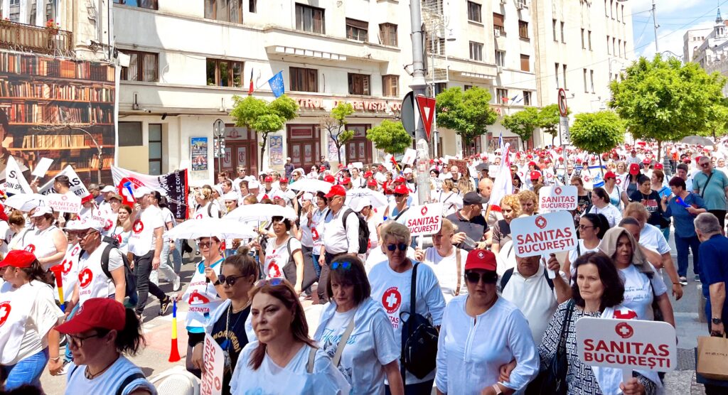 Protestatarii SANITAS au mers din Piața Victoriei până în fața Palatului Parlamentului. (sursă foto: arhiva News Edge)