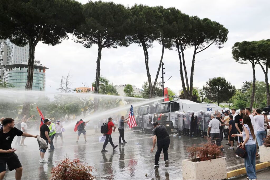 Proteste în Albania: Flamingo gonflabili împotriva proiectului de 1,6 miliarde $ al ginerelui lui Trump