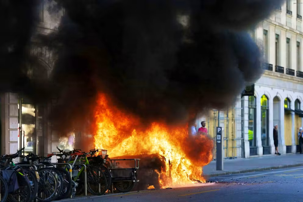 Proteste violente la Geneva G7. Black Bloc incendiază un Tesla și atacă sedii bancare, poliția dispersează 20.000 de manifestanți