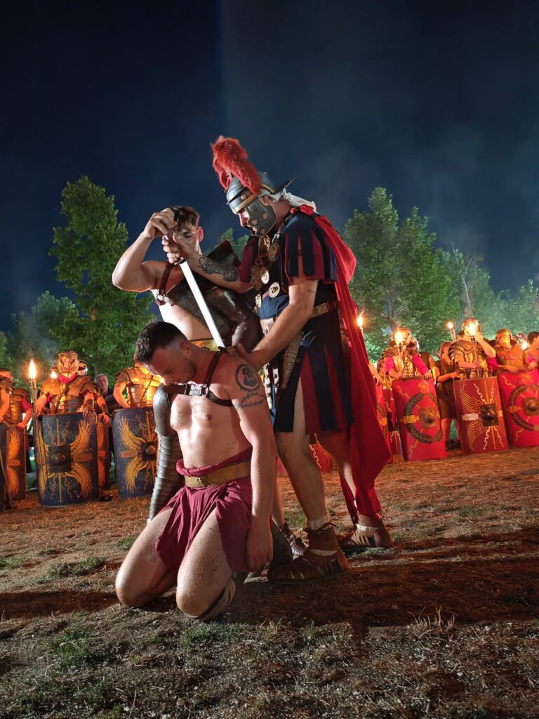 În cadrul festivalului sunt puse în scenă luptele cu gladiatori (sursa: Facebook/Romvla Fest)