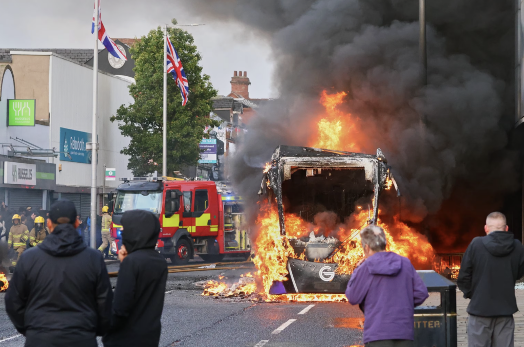 Violențe în Belfast după un atac cu cuțitul. Case incendiate, familii evacuate și acuzații de rasism