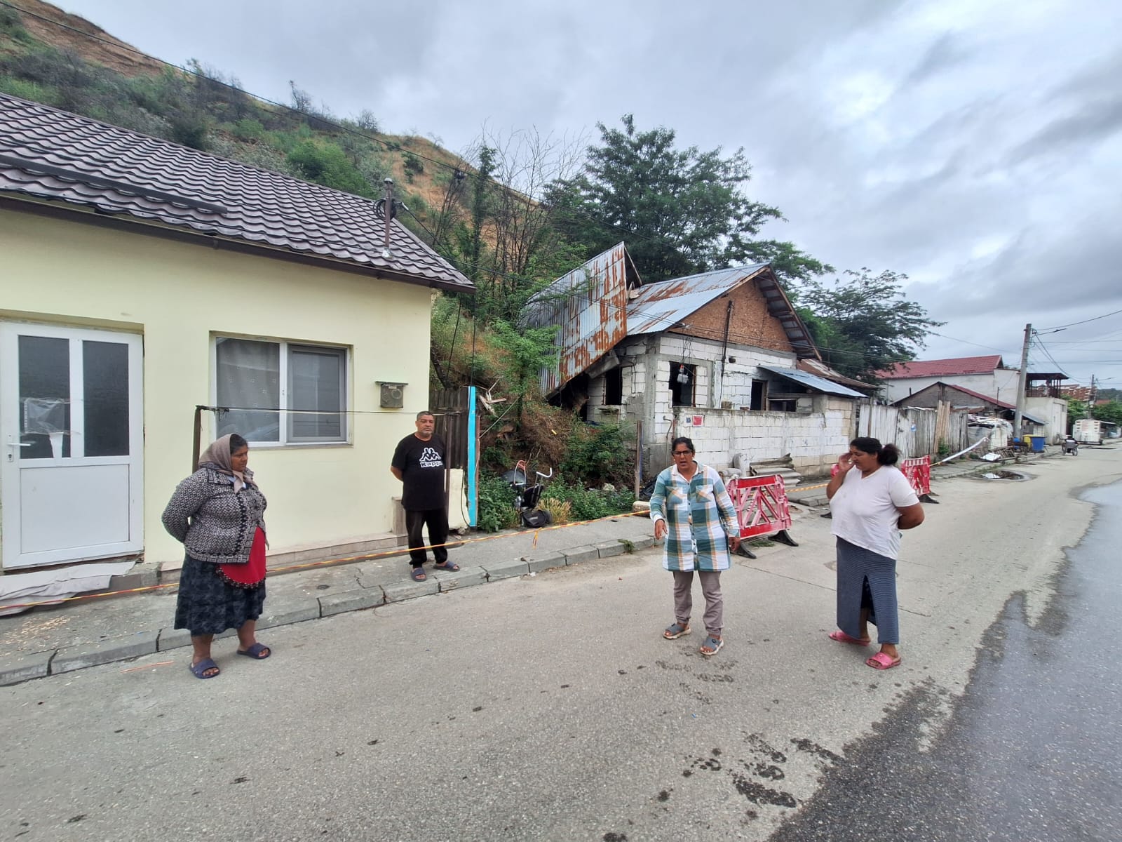 sinistrati alunecare de teren dealul gradiste slatina  (17)