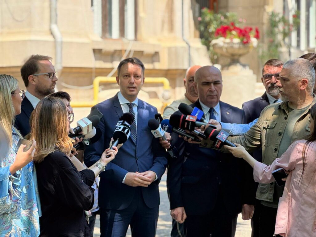 Noua mantră a postacilor „bolojeniști”: „Putem sta și cu guvern interimar. E chiar mai bine că nu crește deficitul”. Nu va fi ușor. Pentru Nicușor