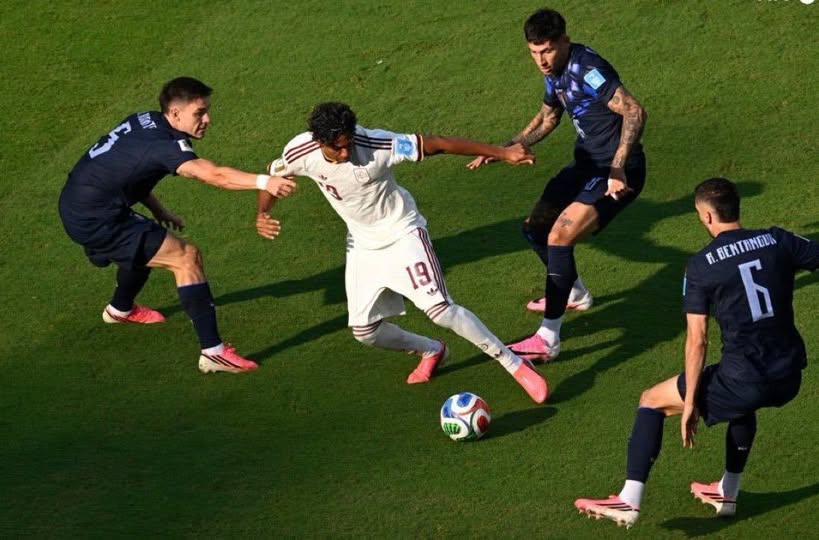 Lamine Yamal între 3 jucători de la Uruguay. Sursă foto: Facebook