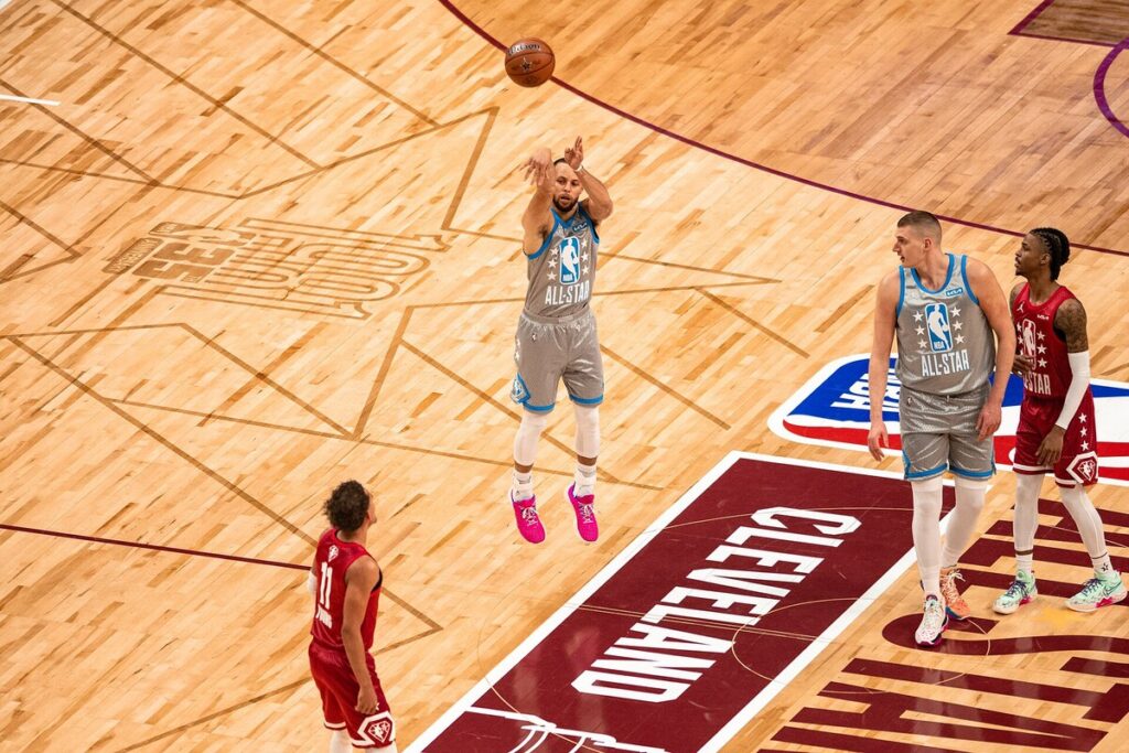 Cum a apărut aruncarea de 3 puncte în baschet. O simplă linie trasată cu vopsea a schimbat complet sportul și a dat startul spectacolului în NBA  