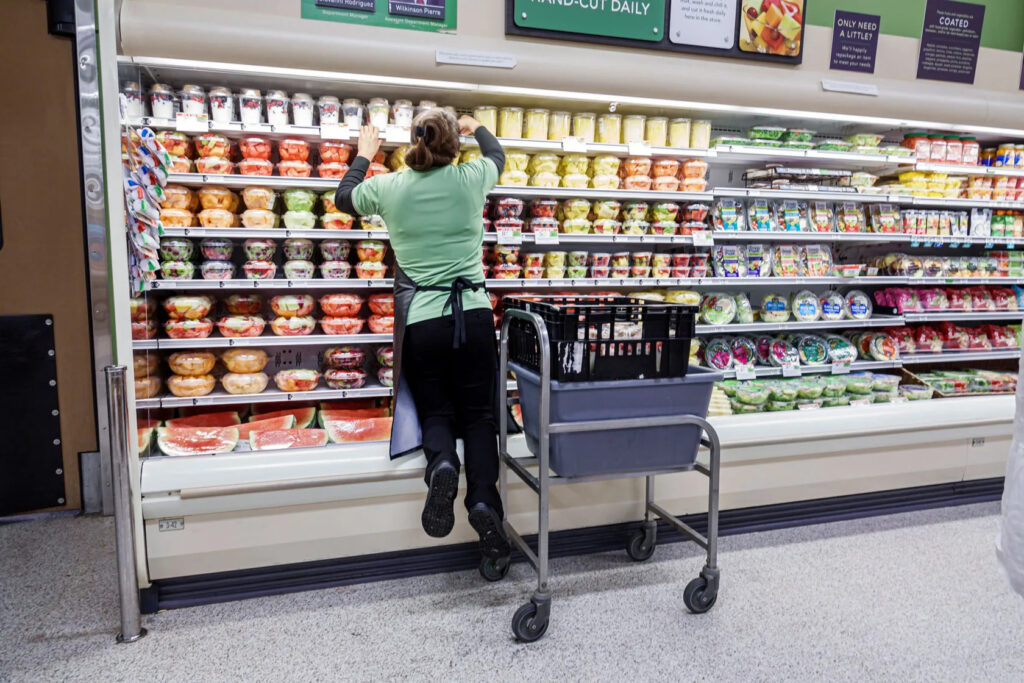 TIME: Realitatea angajaților din supermarketurile americane. Povestea lui Cindy, o octogenară cu zâmbetul pe buze care nu-și permitea o asigurare medicală