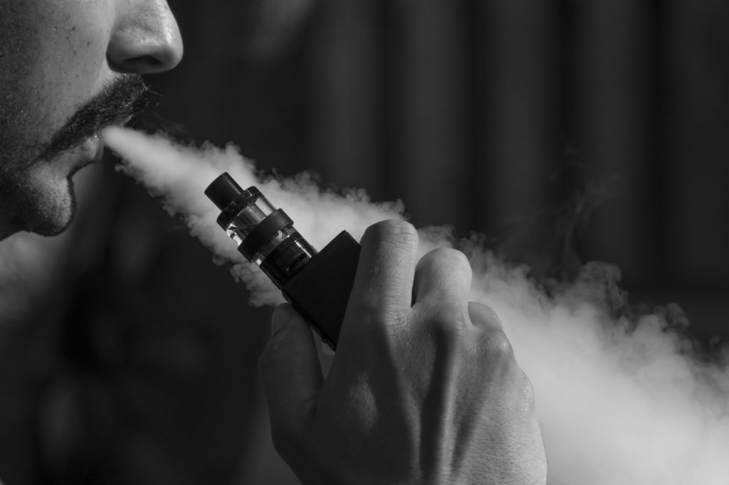 România înăsprește regulile. Tutunul încălzit și țigările electronice intră sub aceleași restricții ca fumatul clasic