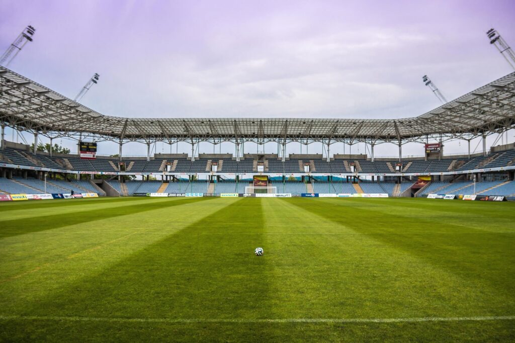 Nicușor Dan a promulgat legea care dă liber la alcool pe stadioane. Care este primul meci la care se va implementa