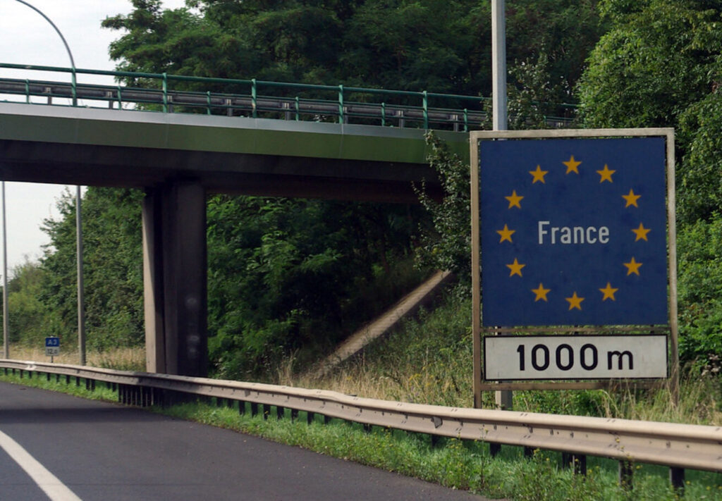 Cozi și blocaje la frontierele UE. Nouă state cer prelungirea măsurilor speciale pentru noile verificări