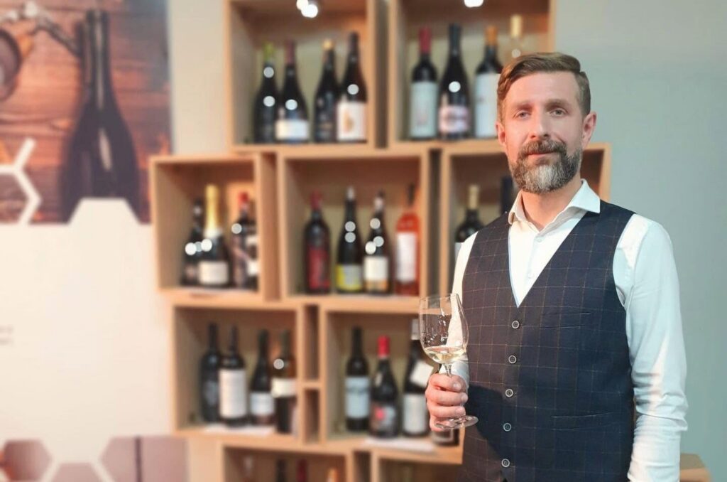 Vocile Edge: Cum transformă Andrei Popa vinul într-o experiență. Povestea antreprenorului care promovează educația în cultura somelierilor