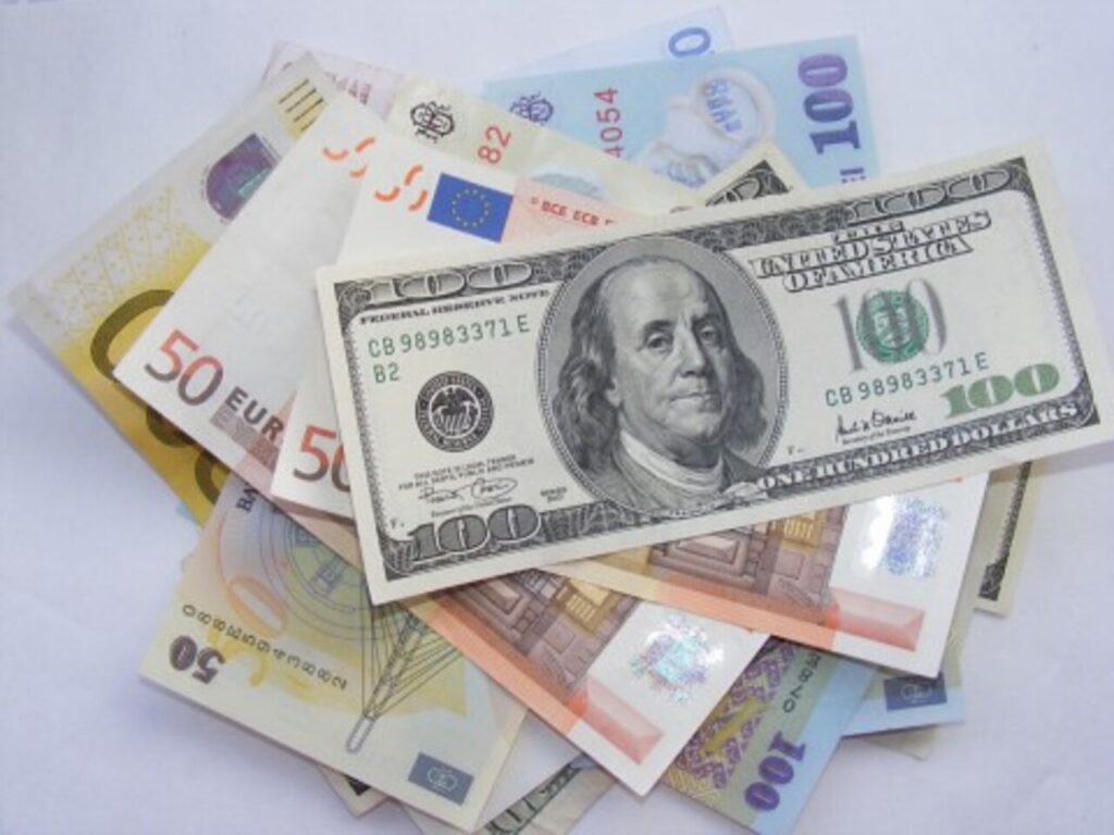 Campioni la dobânzi, codași la accesibilitate. Românii continuă să plătească cele mai scumpe credite din regiune