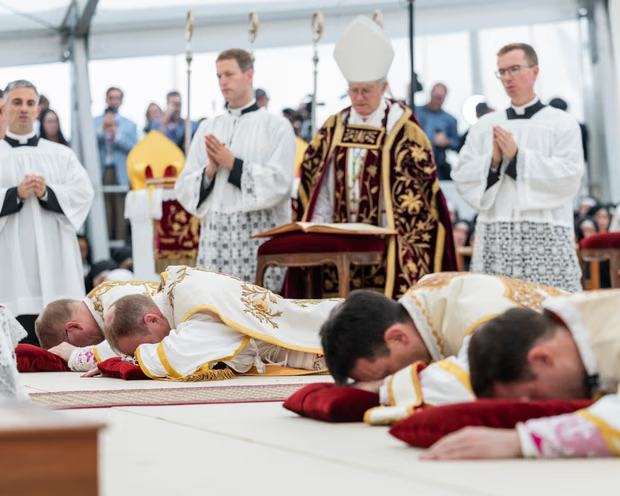 Gruparea tradiționalistă din Biserica Catolică ce sfidează autoritatea Papei Leon