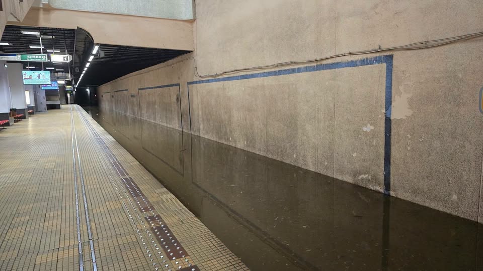 Angajată Metrorex, infectată cu bacteria Legionella după inundațiile de la stația Victoriei 2. Ce simptome apar