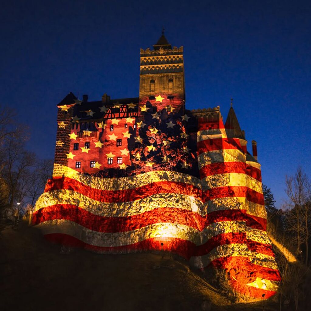 Castelul Bran a îmbrăcat culorile drapelului american. Mesajul ambasadorului SUA cu ocazia Zilei Independenței