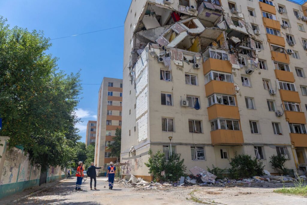 Lucrările la blocul distrus de explozia din Rahova încep după aproape nouă luni. O parte a clădirii va fi demolată