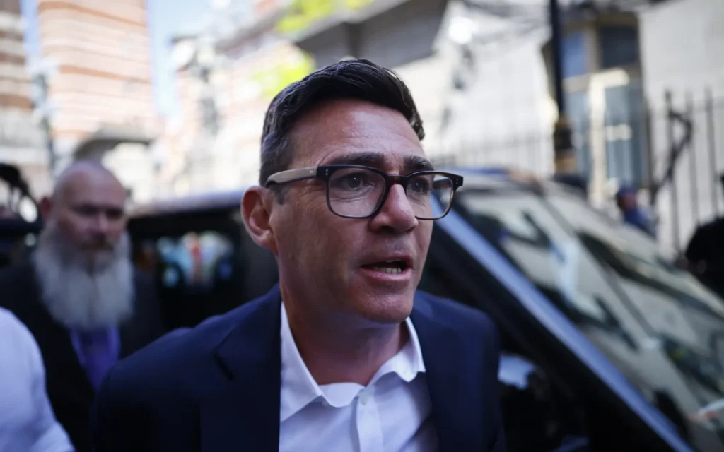 Andy Burnham își pune amprenta asupra Guvernului britanic. Cine face parte din noul cabinet și în ce direcție o ia Londra
