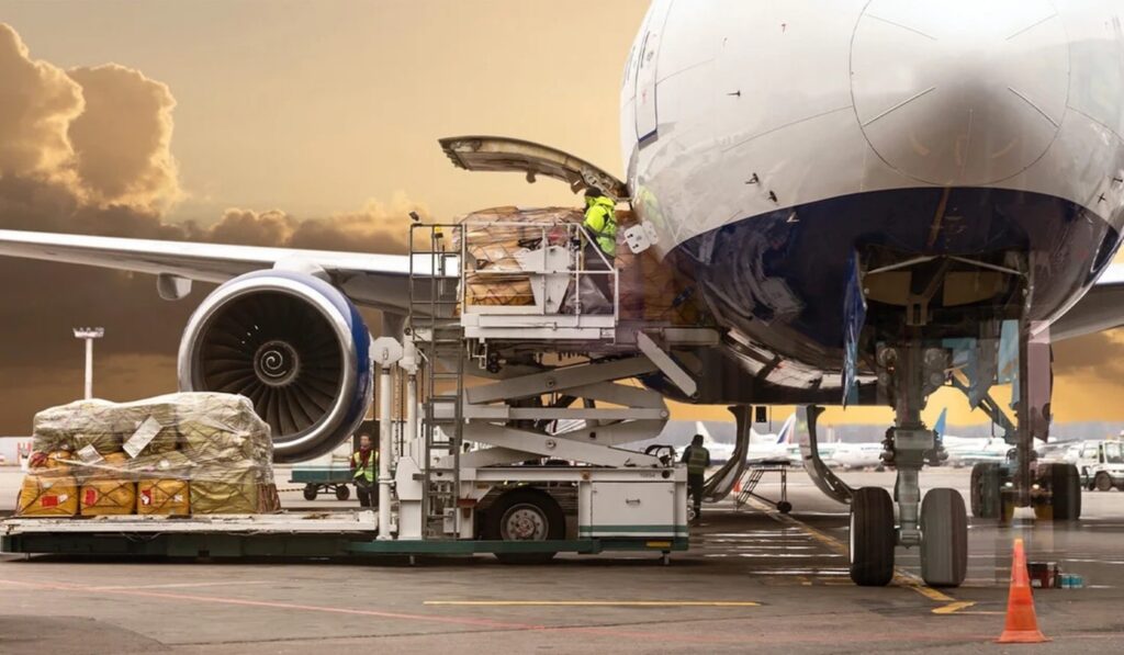 Cargo-ul aerian prinde aripi în România. Aeroporturile regionale mizează pe marfă pentru dezvoltare