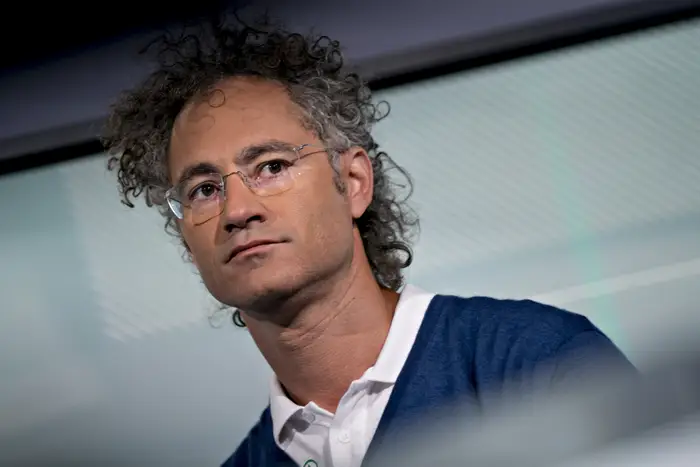 WSJ: Războiul pentru AI se intensifică. Alex Karp acuză laboratoarele de inteligență artificială că profită de companii