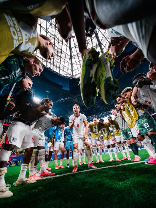 Harry Kane a strâns toată echipa în jurul său. Sursă foto: Facebook
