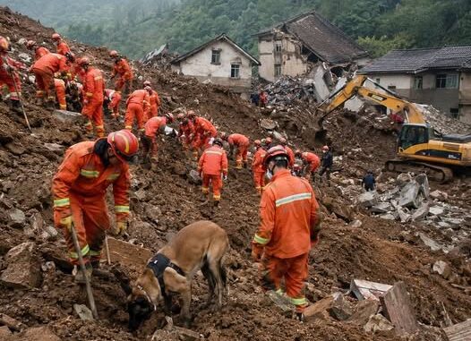 China caută supraviețuitori în ruinele din Chongqing. 18.000 de metri cubi de rocă au îngropat peste zece clădiri rezidențiale